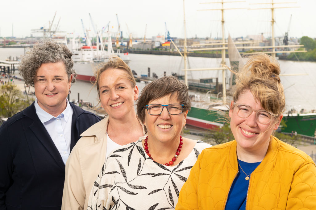 Teamfotos vor Ort im Büro, den Geschäftsräumen, der Konzernzentrale, der Firma, der Praxis vom Businessfotografen Ralph von Kaufmann aus Hamburg